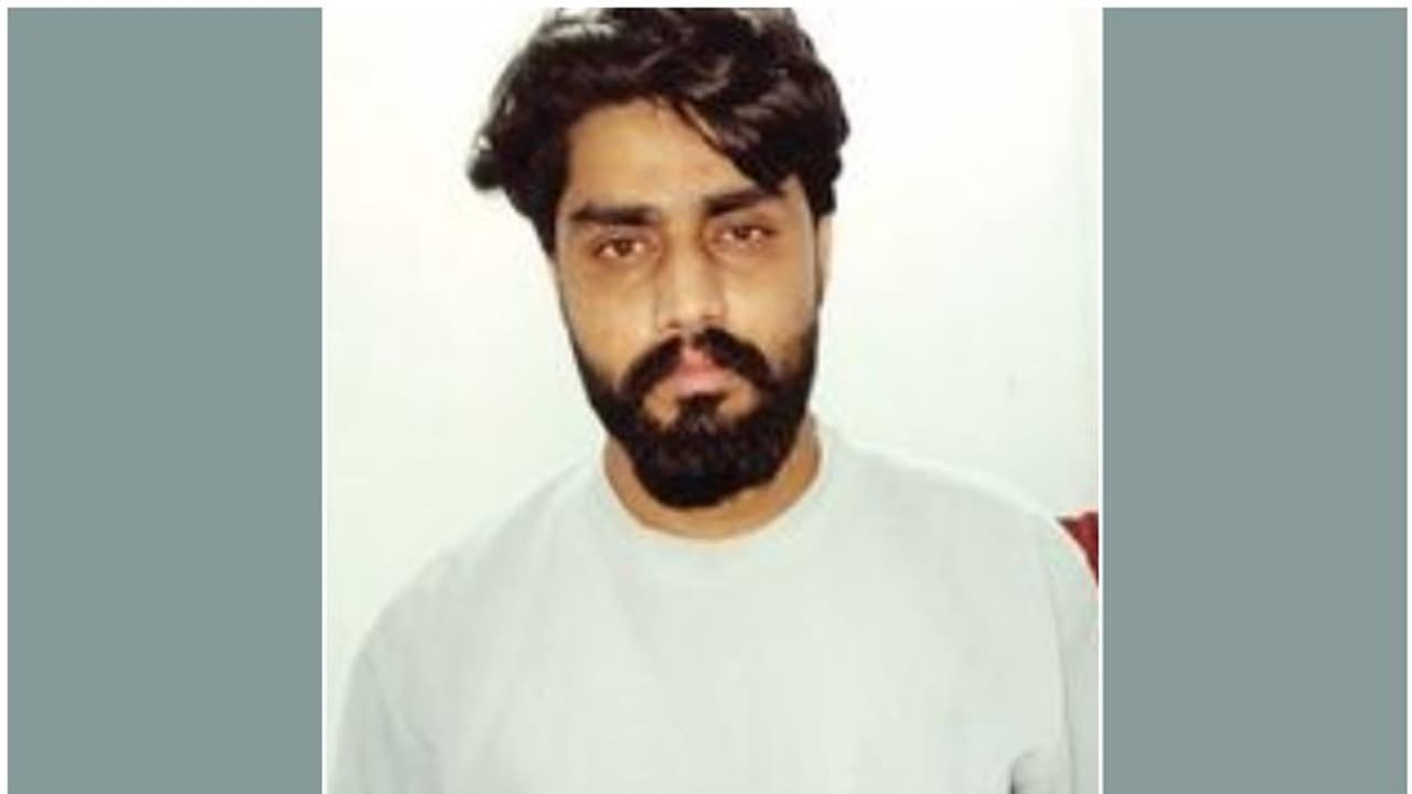 പുലർച്ചെ അഞ്ച് മണി, റെയിൽവേ സ്റ്റേഷന് സമീപം യുവാവിനെ കണ്ടപ്പോൾ സംശയം; കണ്ടെത്തിയത് 50 ലക്ഷത്തിന്റെ എംഡിഎംഎ പുലർച്ചെ അഞ്ച് മണി, റെയിൽവേ സ്റ്റേഷന് സമീപം യുവാവിനെ കണ്ടപ്പോൾ സംശയം; കണ്ടെത്തിയത് 50 ലക്ഷത്തിന്റെ എംഡിഎംഎ