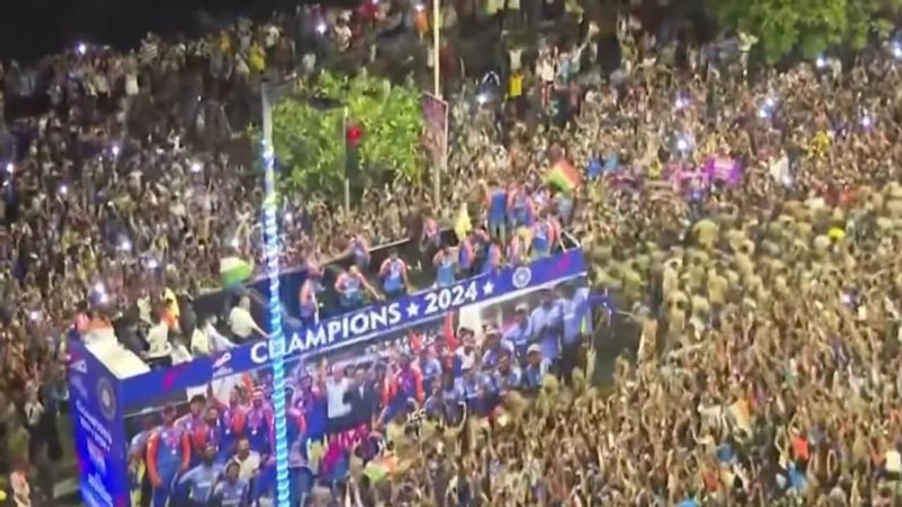 ആവേശത്തിരമാല തീർത്ത് മുംബൈയില്‍ ടീം ഇന്ത്യയുടെ വിക്ടറി മാര്‍ച്ച്, വാംഖഡെയില്‍ വീരോചിത സ്വീകരണം