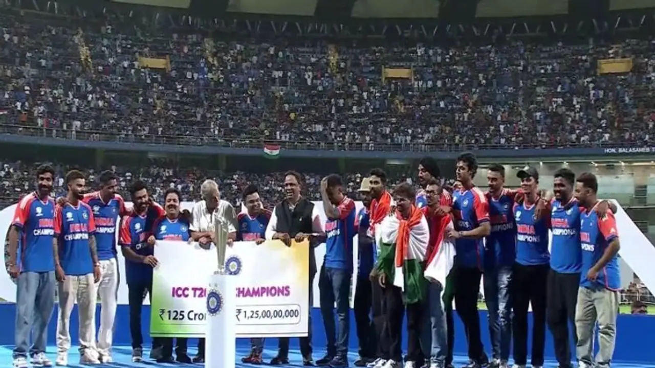 டி20 WC வின்னிங் டீமுக்கு பிசிசிஐ கொடுத்த ரூ.125 கோடி பரிசுத் தொகை – யார் யாருக்கு எவ்வளவு? டி20 WC வின்னிங் டீமுக்கு பிசிசிஐ கொடுத்த ரூ.125 கோடி பரிசுத் தொகை – யார் யாருக்கு எவ்வளவு?