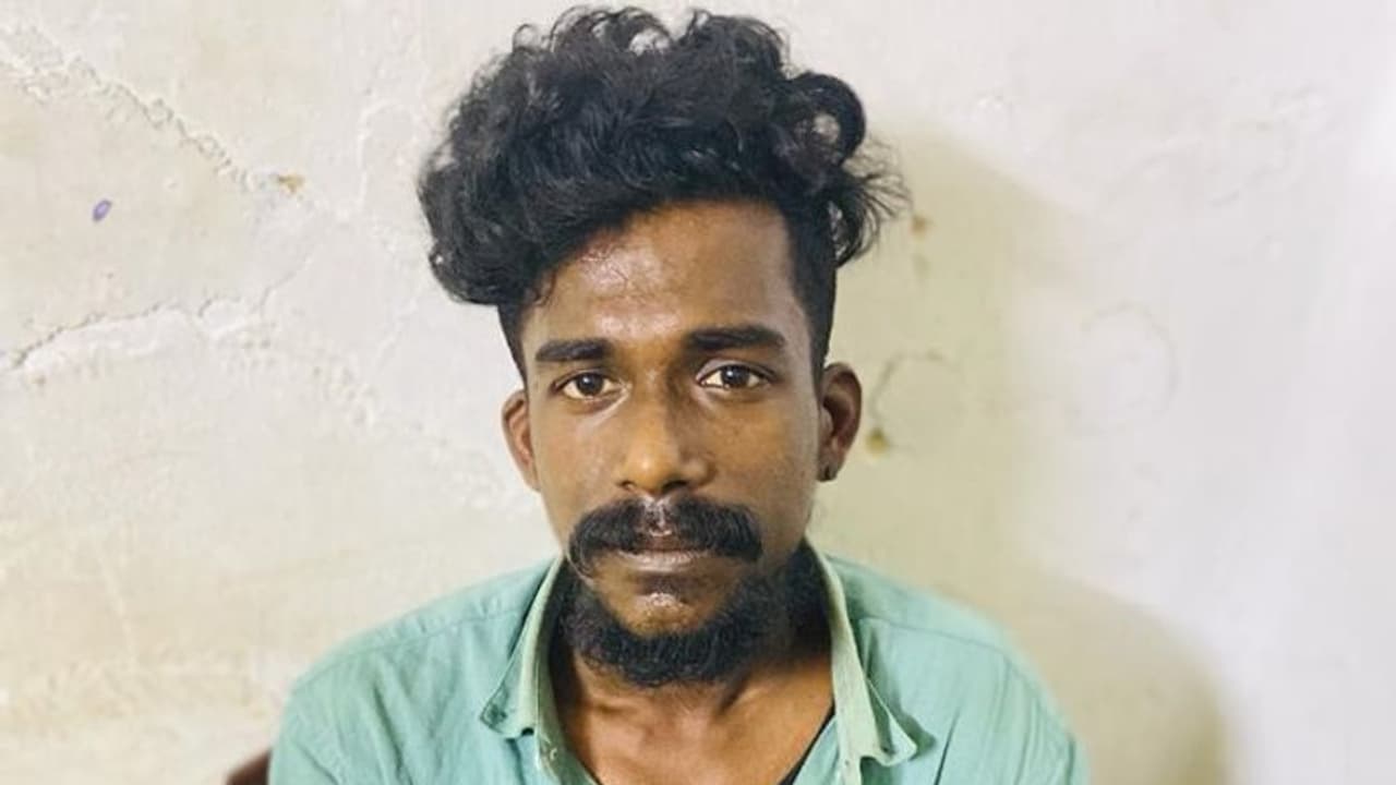 റെയിൽവേ സ്റ്റേഷനിൽ മൂത്രമൊഴിക്കാൻ പോയി, ജനൽ വഴി ചാടി; ഇന്ന് ഹാജരാക്കേണ്ട പ്രതി ഇപ്പോഴും കാണാമറയത്ത് റെയിൽവേ സ്റ്റേഷനിൽ മൂത്രമൊഴിക്കാൻ പോയി, ജനൽ വഴി ചാടി; ഇന്ന് ഹാജരാക്കേണ്ട പ്രതി ഇപ്പോഴും കാണാമറയത്ത്