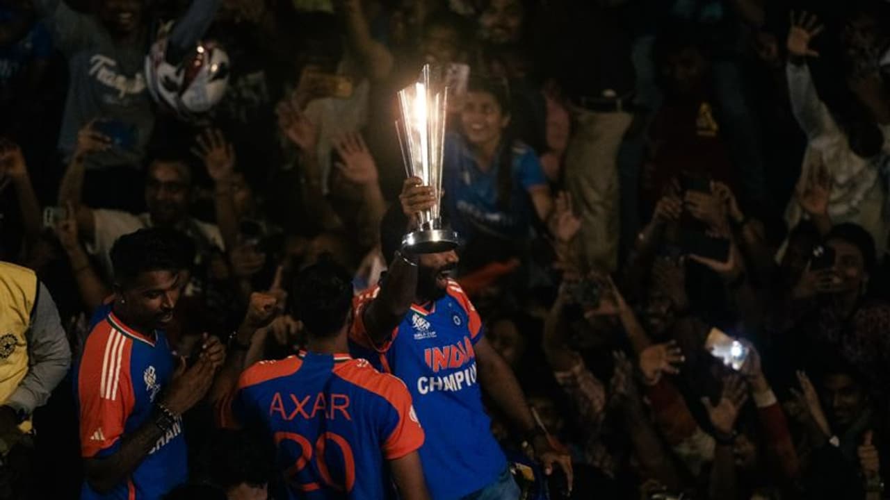 Victory Parade: பும்ரா இந்திய அணியின் அதிர்ஷ்டம், பொக்கிஷமாக அறிவிக்க கையெழுத்திட ரெடி – விராட் கோலி பாராட்டு! Victory Parade: பும்ரா இந்திய அணியின் அதிர்ஷ்டம், பொக்கிஷமாக அறிவிக்க கையெழுத்திட ரெடி – விராட் கோலி பாராட்டு!