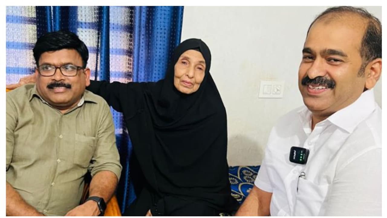 വിധിയുടെ ആശ്വാസം; നിറകണ്ണുകളോടെ റഹീമിന്റെ ഉമ്മ, വീട്ടിലെത്തി സന്ദർശിച്ച് സഹായ സമിതി വിധിയുടെ ആശ്വാസം; നിറകണ്ണുകളോടെ റഹീമിന്റെ ഉമ്മ, വീട്ടിലെത്തി സന്ദർശിച്ച് സഹായ സമിതി