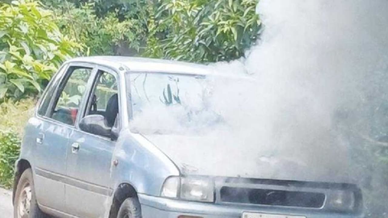 നിലമ്പൂരിൽ ഓടിക്കൊണ്ടിരിക്കെ കാറിന് തീപിടിച്ചു, ബോണറ്റ് കത്തിനശിച്ചു നിലമ്പൂരിൽ ഓടിക്കൊണ്ടിരിക്കെ കാറിന് തീപിടിച്ചു, ബോണറ്റ് കത്തിനശിച്ചു