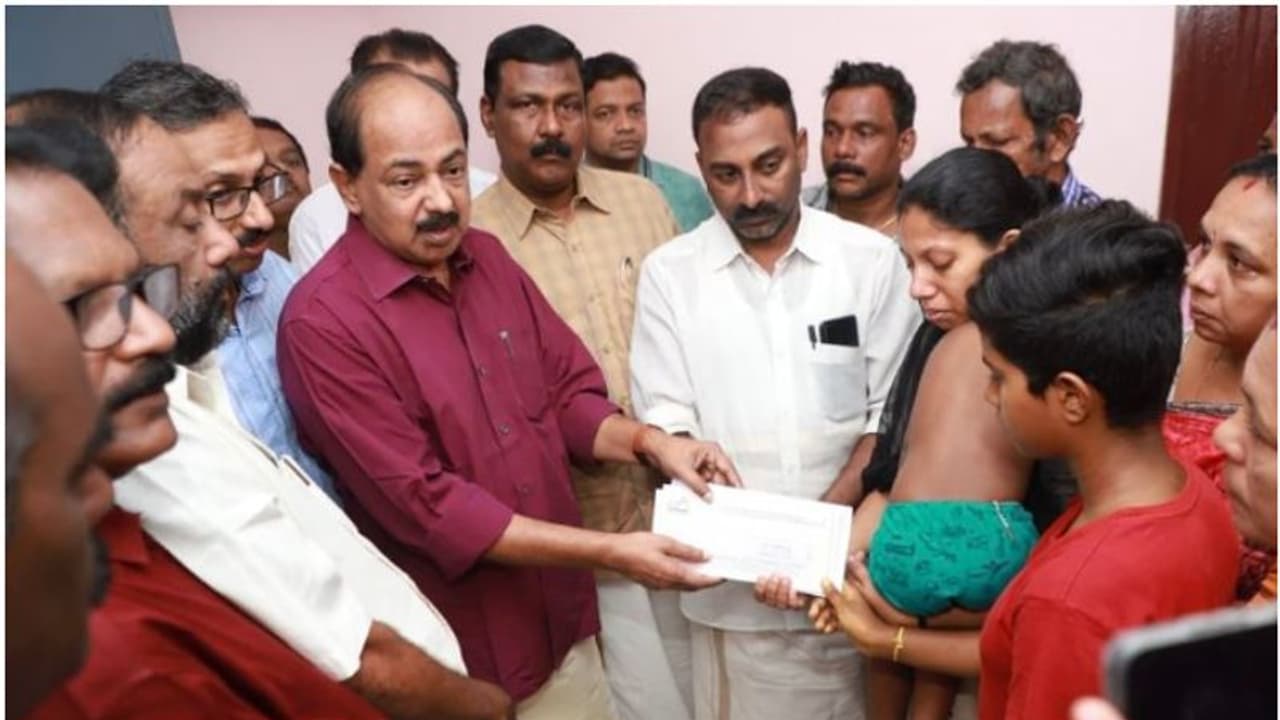 കുവൈത്ത് തീപിടിത്തം; അരുൺ ബാബുവിന്റെ കുടുംബത്തിന് പതിനാല് ലക്ഷം രൂപയുടെ ധനസഹായം കൈമാറി കുവൈത്ത് തീപിടിത്തം; അരുൺ ബാബുവിന്റെ കുടുംബത്തിന് പതിനാല് ലക്ഷം രൂപയുടെ ധനസഹായം കൈമാറി