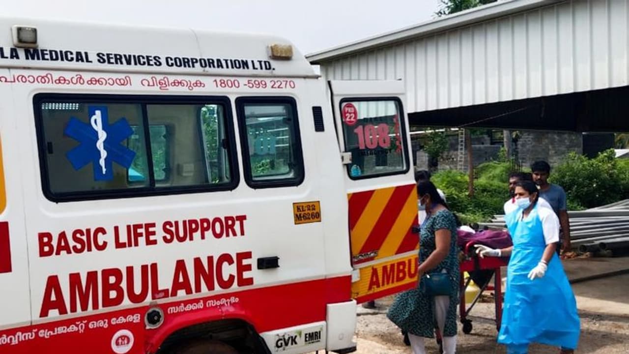 26കാരി ജോലിക്കിടെ തോട്ടത്തിൽ പ്രസവിച്ചു, നിസഹായ അവസ്ഥയിൽ അമ്മയ്ക്കും കുഞ്ഞിനും കരുതലായി ആരോഗ്യ പ്രവര്ത്തകര് 26കാരി ജോലിക്കിടെ തോട്ടത്തിൽ പ്രസവിച്ചു, നിസഹായ അവസ്ഥയിൽ അമ്മയ്ക്കും കുഞ്ഞിനും കരുതലായി ആരോഗ്യ പ്രവര്ത്തകര്