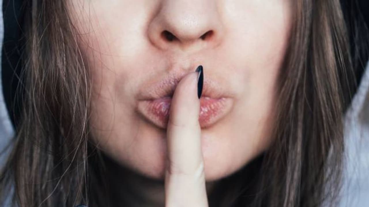 സ്ത്രീകളേ ഇങ്ങനെയുള്ള വസ്ത്രം ധരിക്കരുതെന്ന് പുരുഷന്മാർ, ആദ്യം മനസ് ശുദ്ധമാക്കി വയ്ക്കെന്ന് ചുട്ട മറുപടി സ്ത്രീകളേ ഇങ്ങനെയുള്ള വസ്ത്രം ധരിക്കരുതെന്ന് പുരുഷന്മാർ, ആദ്യം മനസ് ശുദ്ധമാക്കി വയ്ക്കെന്ന് ചുട്ട മറുപടി