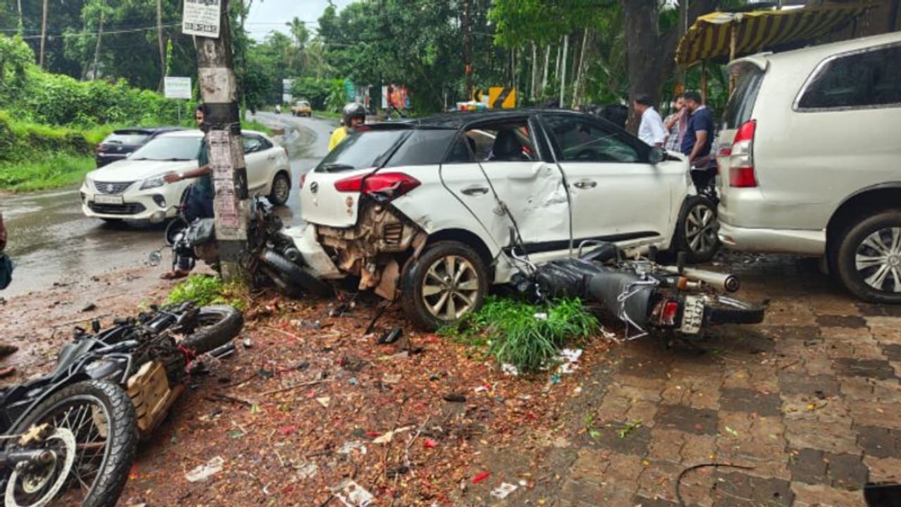 പത്ത് ദിവസത്തിൽ ഇത് രണ്ടാം തവണ, നിയന്ത്രണംവിട്ട കാര് വര്ക്ഷോപ്പിലേക്ക് ഇടിച്ചുകയറി ബൈക്കുകൾ തകര്ന്നു പത്ത് ദിവസത്തിൽ ഇത് രണ്ടാം തവണ, നിയന്ത്രണംവിട്ട കാര് വര്ക്ഷോപ്പിലേക്ക് ഇടിച്ചുകയറി ബൈക്കുകൾ തകര്ന്നു