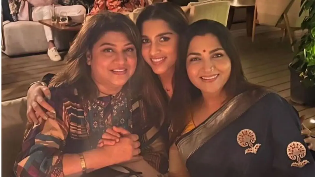 ಸಾಯಂಕಾಲದ ಹೊತ್ತಲ್ಲಿ ಖುಷ್ಬೂ & ಮಾಲಾಶ್ರೀ ಅಲ್ಲೇನ್ ಮಾಡ್ತಿದ್ರು; ಮಗಳು ಕೂಡ ಇದ್ರಲ್ವ..! ಸಾಯಂಕಾಲದ ಹೊತ್ತಲ್ಲಿ ಖುಷ್ಬೂ & ಮಾಲಾಶ್ರೀ ಅಲ್ಲೇನ್ ಮಾಡ್ತಿದ್ರು; ಮಗಳು ಕೂಡ ಇದ್ರಲ್ವ..!