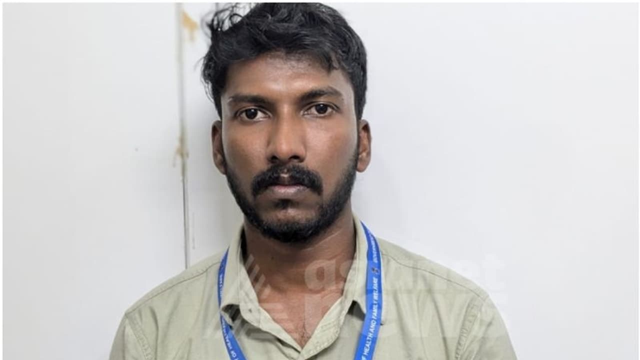 കൈമാറ്റം ശുചിമുറിയിൽവെച്ച്; കള്ളക്കടത്ത് സ്വർണം വിമാനത്താവളത്തിന് പുറത്തെത്തിക്കാൻ ശ്രമിച്ച ഉദ്യോഗസ്ഥൻ പിടിയിൽ കൈമാറ്റം ശുചിമുറിയിൽവെച്ച്; കള്ളക്കടത്ത് സ്വർണം വിമാനത്താവളത്തിന് പുറത്തെത്തിക്കാൻ ശ്രമിച്ച ഉദ്യോഗസ്ഥൻ പിടിയിൽ