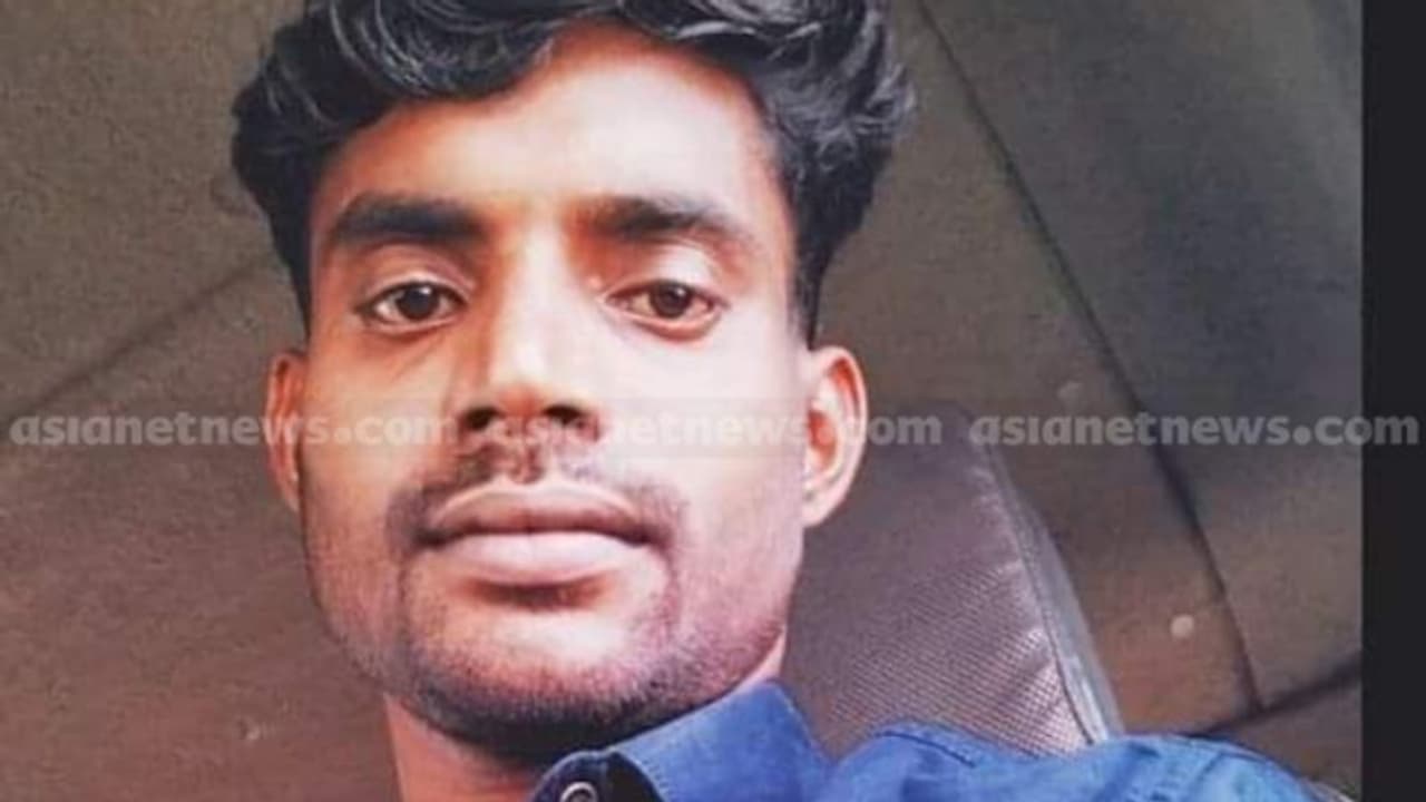 കാലടിയിൽ തടി കയറ്റി വന്ന ലോറിയുടെ ക്യാബിനുള്ളിൽ ഡ്രൈവറെ മരിച്ച നിലയിൽ കണ്ടെത്തി; അന്വേഷണം കാലടിയിൽ തടി കയറ്റി വന്ന ലോറിയുടെ ക്യാബിനുള്ളിൽ ഡ്രൈവറെ മരിച്ച നിലയിൽ കണ്ടെത്തി; അന്വേഷണം