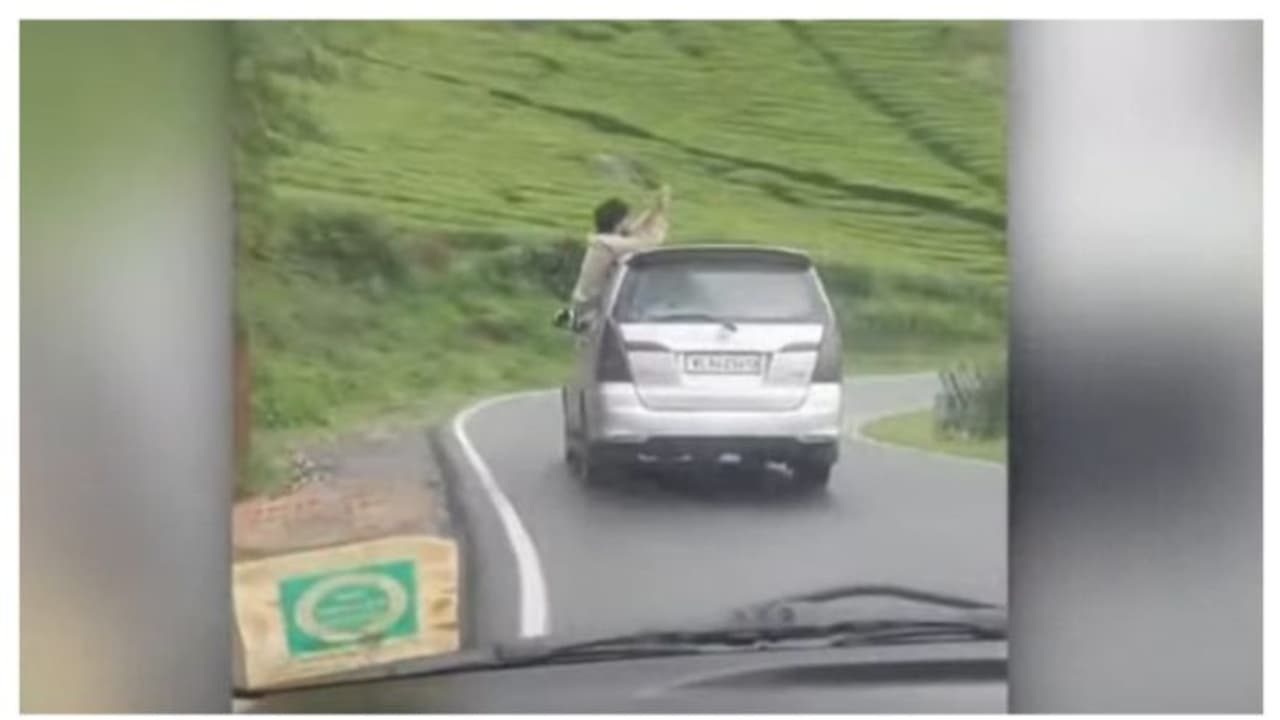 കാറിന്റെ ഡോറിലിരുന്ന് പിന്നെയും അഭ്യാസപ്രകടനം; സാഹസിക യാത്ര മൂന്നാർ മാട്ടുപ്പെട്ടി റോഡിൽ കാറിന്റെ ഡോറിലിരുന്ന് പിന്നെയും അഭ്യാസപ്രകടനം; സാഹസിക യാത്ര മൂന്നാർ മാട്ടുപ്പെട്ടി റോഡിൽ