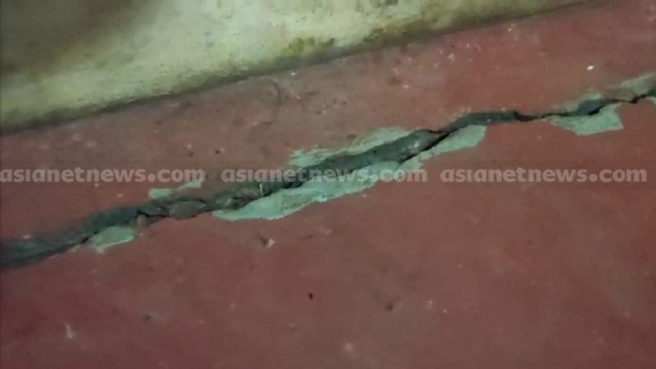 കാസര്കോട് അതിശക്തമായ മഴയ്ക്ക് പിന്നാലെ ഭൂമിയിൽ വിള്ളൽ രൂപപ്പെട്ടു; ആറ് കുടുംബങ്ങളെ ദുരിതാശ്വാസ ക്യാംപിലാക്കും കാസര്കോട് അതിശക്തമായ മഴയ്ക്ക് പിന്നാലെ ഭൂമിയിൽ വിള്ളൽ രൂപപ്പെട്ടു; ആറ് കുടുംബങ്ങളെ ദുരിതാശ്വാസ ക്യാംപിലാക്കും