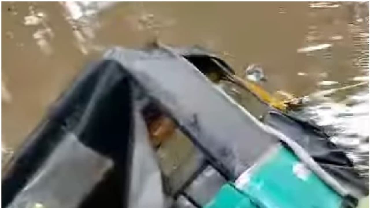 ഓട്ടോറിക്ഷയുടെ പിന്നിൽ ബൈക്കിടിച്ചു, നിയന്ത്രണം തെറ്റി ഓട്ടോ റിക്ഷ തോട്ടിലേക്ക് മറിഞ്ഞു, ഡ്രൈവർ രക്ഷപ്പെട്ടു