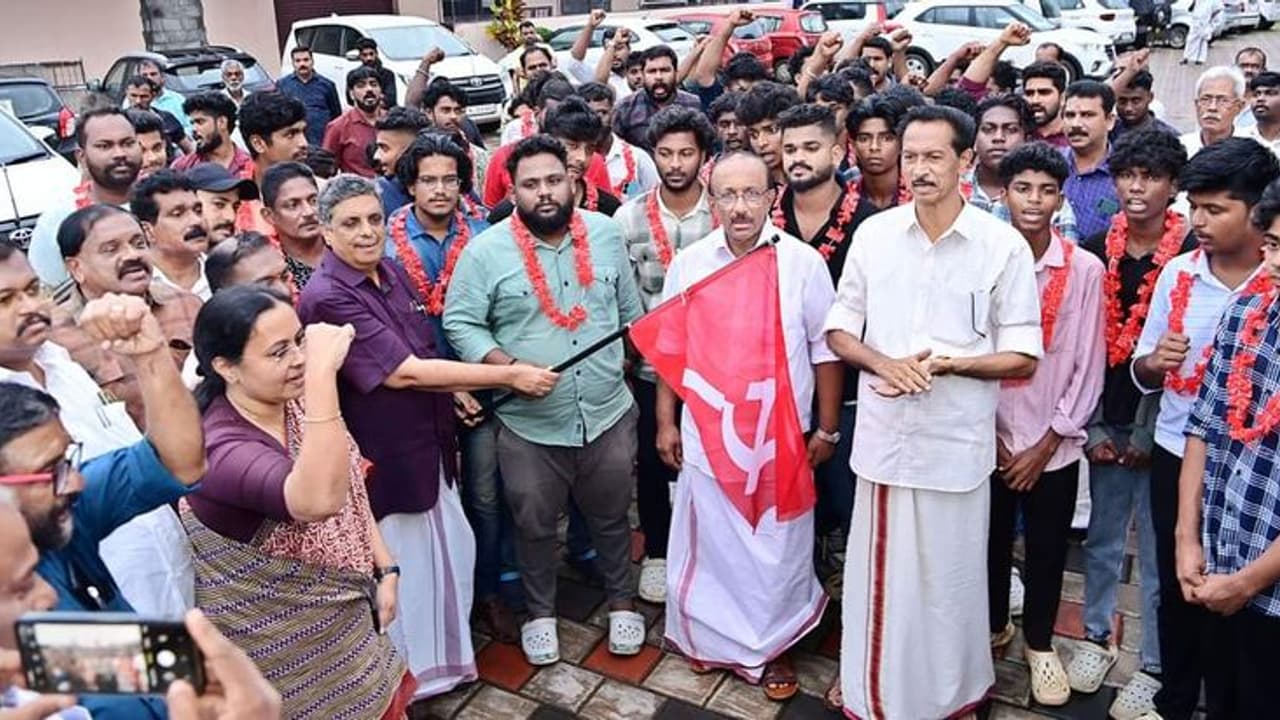 കാപ്പാ കേസ് പ്രതിയെ മാലയിട്ട് സ്വീകരിച്ച് സിപിഎം: ഉദ്ഘാടനം ചെയ്തത് മന്ത്രി, മാലയിട്ടത് ജില്ലാ സെക്രട്ടറി