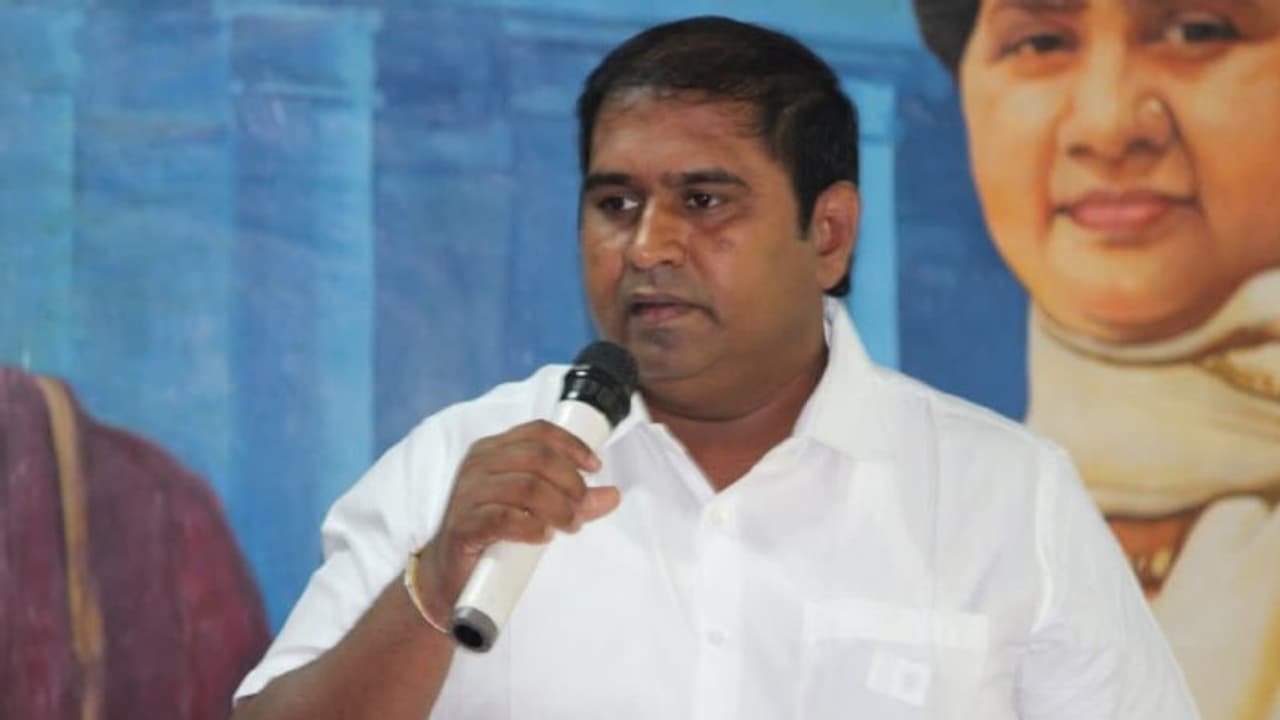 ஸ்கெட்ச் போட்டுக்கொடுத்த ஆட்டோ ஓட்டுநர்! ஆம்ஸ்ட்ராங்கை போட்டுத்தள்ளிய கும்பல்! அடுத்தடுத்து வெளியாகும் தகவல்! ஸ்கெட்ச் போட்டுக்கொடுத்த ஆட்டோ ஓட்டுநர்! ஆம்ஸ்ட்ராங்கை போட்டுத்தள்ளிய கும்பல்! அடுத்தடுத்து வெளியாகும் தகவல்!