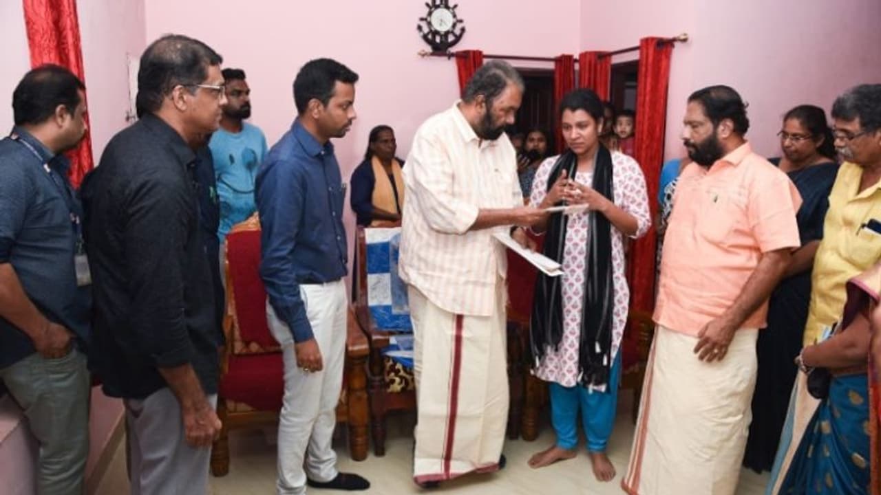 കുവൈറ്റ് തീപിടുത്തത്തിൽ മരിച്ച നാലു പേരുടെ കുടുംബങ്ങള്ക്ക് 14 ലക്ഷം രൂപ വീതം ധനസഹായം കൈമാറി കുവൈറ്റ് തീപിടുത്തത്തിൽ മരിച്ച നാലു പേരുടെ കുടുംബങ്ങള്ക്ക് 14 ലക്ഷം രൂപ വീതം ധനസഹായം കൈമാറി