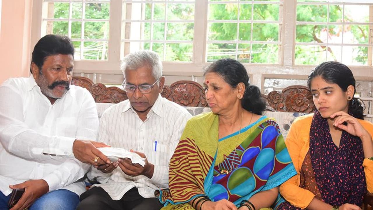 ರೇಣುಕಾಸ್ವಾಮಿ ಮನೆಗೆ ಮಾಜಿ ಸಚಿವ ಬಿ.ಸಿ.ಪಾಟೀಲ್ ಭೇಟಿ, ಸಾಂತ್ವನ