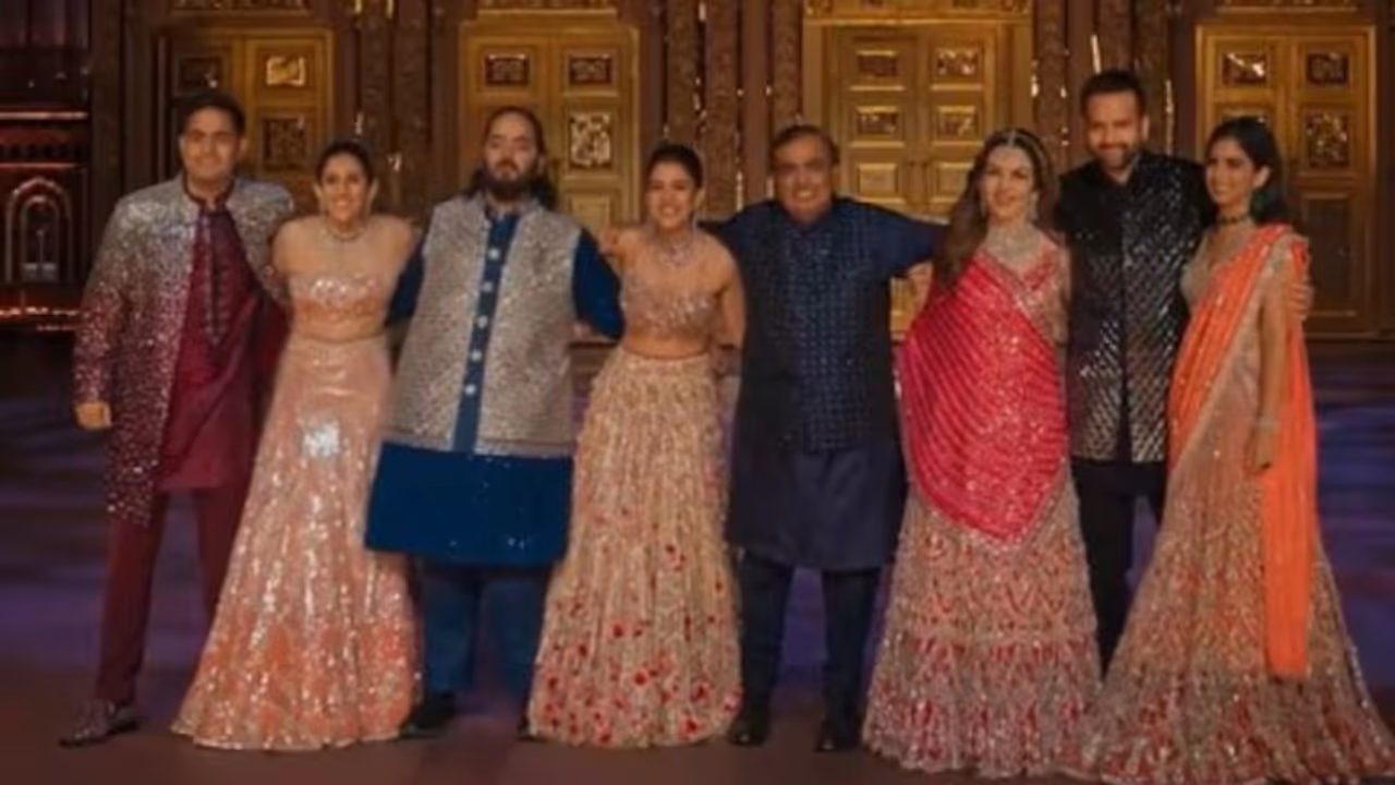 Anant Ambani, Radhika Merchant sangeet: Ambani family dances to 'Deewangi Deewangi', watch video Anant Ambani, Radhika Merchant sangeet: Ambani family dances to 'Deewangi Deewangi', watch video