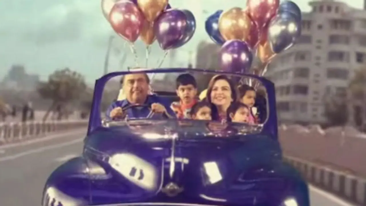 ನಾಲ್ವರು ಪುಟ್ಟ ಮೊಮ್ಮಕ್ಕಳನ್ನು ಕೂರಿಸಿಕೊಂಡು ಅಂಬಾನಿ ದಂಪತಿ ಸವಾರಿ ಹೊರಟಿದ್ದೆಲ್ಲಿಗೆ? ನಾಲ್ವರು ಪುಟ್ಟ ಮೊಮ್ಮಕ್ಕಳನ್ನು ಕೂರಿಸಿಕೊಂಡು ಅಂಬಾನಿ ದಂಪತಿ ಸವಾರಿ ಹೊರಟಿದ್ದೆಲ್ಲಿಗೆ?