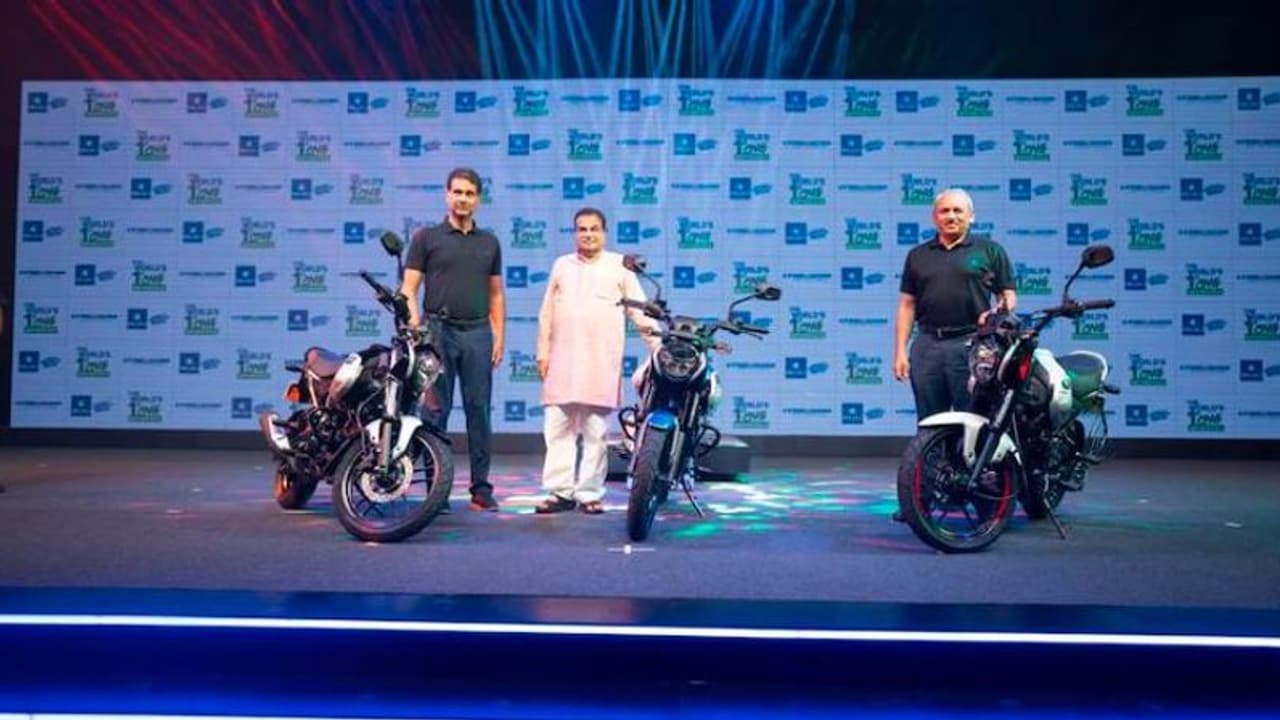 ವಿಶ್ವದ ಮೊದಲ ಸಿಎನ್‌ಜಿ ಬೈಕ್‌ ಬಿಡುಗಡೆಗೊಳಿಸಿದ ಬಜಾಜ್: ಎಷ್ಟಿದರ ಬೆಲೆ ಇಲ್ಲಿದೆ ಡಿಟೇಲ್ಸ್