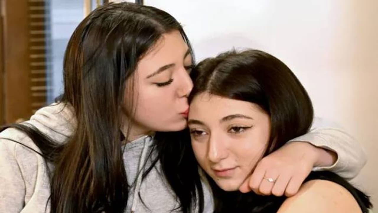 കാണാൻ തന്നെപ്പോലെ തന്നെ, അപരിചിതയായ പെൺകുട്ടിയുടെ പിന്നാലെ രഹസ്യം തേടിപ്പോയ യുവതി കണ്ടെത്തിയത് കാണാൻ തന്നെപ്പോലെ തന്നെ, അപരിചിതയായ പെൺകുട്ടിയുടെ പിന്നാലെ രഹസ്യം തേടിപ്പോയ യുവതി കണ്ടെത്തിയത്