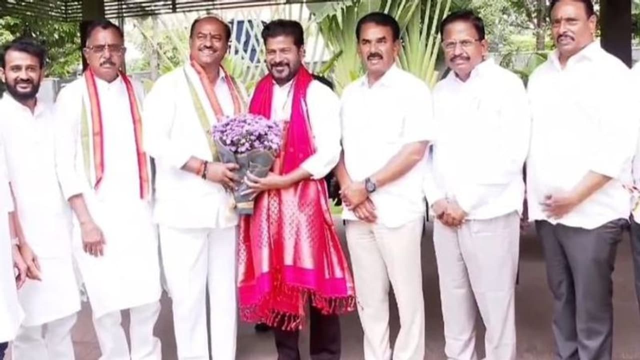 బిఆర్ఎస్ ఏడో వికెట్ డౌన్ ... కాంగ్రెస్ గూటికి మరో సిట్టింగ్ ఎమ్మెల్యే బిఆర్ఎస్ ఏడో వికెట్ డౌన్ ... కాంగ్రెస్ గూటికి మరో సిట్టింగ్ ఎమ్మెల్యే