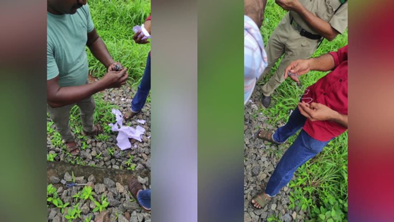 റെയിൽവെ ട്രാക്കിലും 'കൂടോത്രം'? സംശയകരമായ സാഹചര്യത്തില് കടലാസ് പൊതി, തുറന്നപ്പോള് കണ്ടത് കമ്പിയും ചരടും റെയിൽവെ ട്രാക്കിലും 'കൂടോത്രം'? സംശയകരമായ സാഹചര്യത്തില് കടലാസ് പൊതി, തുറന്നപ്പോള് കണ്ടത് കമ്പിയും ചരടും
