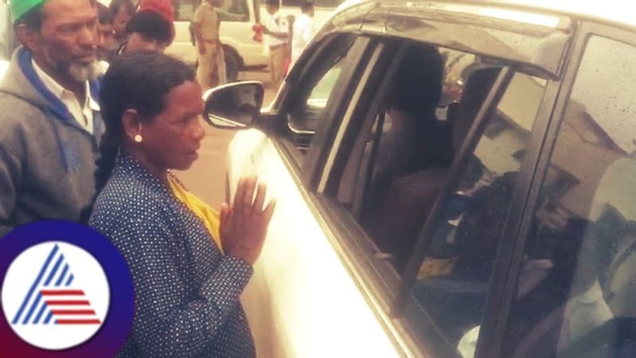 'ಆಟವಾಡೋ ಮಕ್ಕಳೆಲ್ಲ ಕುಡಿದು ಸಾಯ್ತಿದ್ದಾರೆ ಸಾರ್, ಬಾರ್ ಕ್ಲೋಸ್ ಮಾಡ್ಸಿ' ಸಚಿವರ ಮುಂದೆ ಕೈಮುಗಿದು ಬೇಡಿಕೊಂಡ ಮಹಿಳೆ!