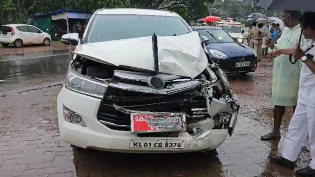 പ്രതിപക്ഷ നേതാവ് വിഡി സതീശൻ സഞ്ചരിച്ച കാര് എസ്കോര്ട്ട് വാഹനത്തിൽ ഇടിച്ച് അപകടം; ആര്ക്കും പരിക്കേറ്റില്ല പ്രതിപക്ഷ നേതാവ് വിഡി സതീശൻ സഞ്ചരിച്ച കാര് എസ്കോര്ട്ട് വാഹനത്തിൽ ഇടിച്ച് അപകടം; ആര്ക്കും പരിക്കേറ്റില്ല