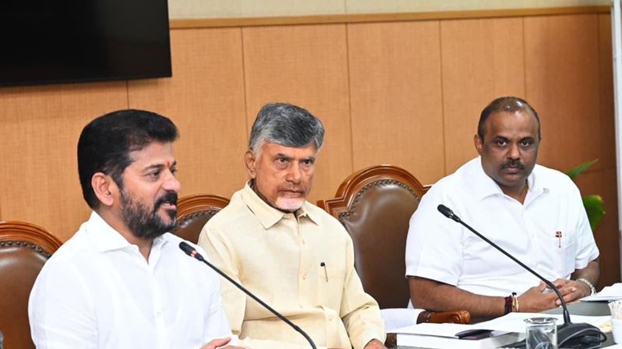 రేవంత్ రెడ్డిని కాంగ్రెస్ సీనియర్లు నమ్మట్లేదా..? చంద్రబాబుతో భేటీపై ఈ రచ్చేంటి..!! రేవంత్ రెడ్డిని కాంగ్రెస్ సీనియర్లు నమ్మట్లేదా..? చంద్రబాబుతో భేటీపై ఈ రచ్చేంటి..!!