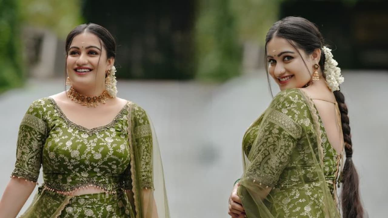 പച്ച ലഹങ്കയിൽ അതിമനോഹരിയായി മാൻവി; ചിത്രങ്ങൾ