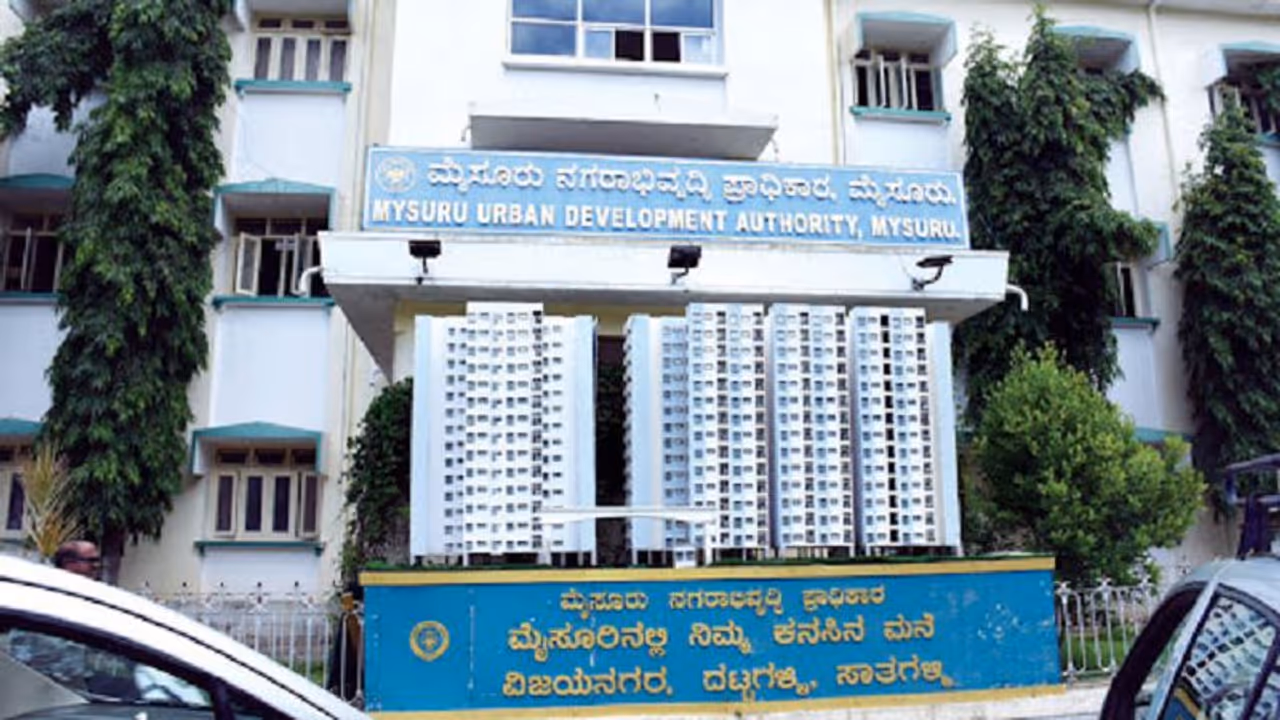 ಮುಡಾ ನಿವೇಶನ ವಿವಾದ ಕುರಿತು ತನಿಖೆ ಚುರುಕು: ಅಧಿಕಾರಿಗಳ ತಂಡ ಪರಿಶೀಲನೆ ಮುಡಾ ನಿವೇಶನ ವಿವಾದ ಕುರಿತು ತನಿಖೆ ಚುರುಕು: ಅಧಿಕಾರಿಗಳ ತಂಡ ಪರಿಶೀಲನೆ