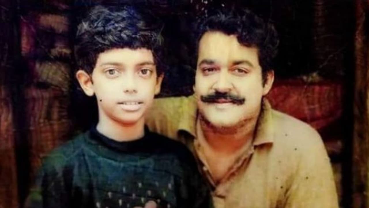 മോഹന്ലാലിനൊപ്പം നില്ക്കുന്ന ഈ കുട്ടിയെ അറിയാമോ? പടം സോഷ്യല് മീഡിയയില് വൈറല് മോഹന്ലാലിനൊപ്പം നില്ക്കുന്ന ഈ കുട്ടിയെ അറിയാമോ? പടം സോഷ്യല് മീഡിയയില് വൈറല്