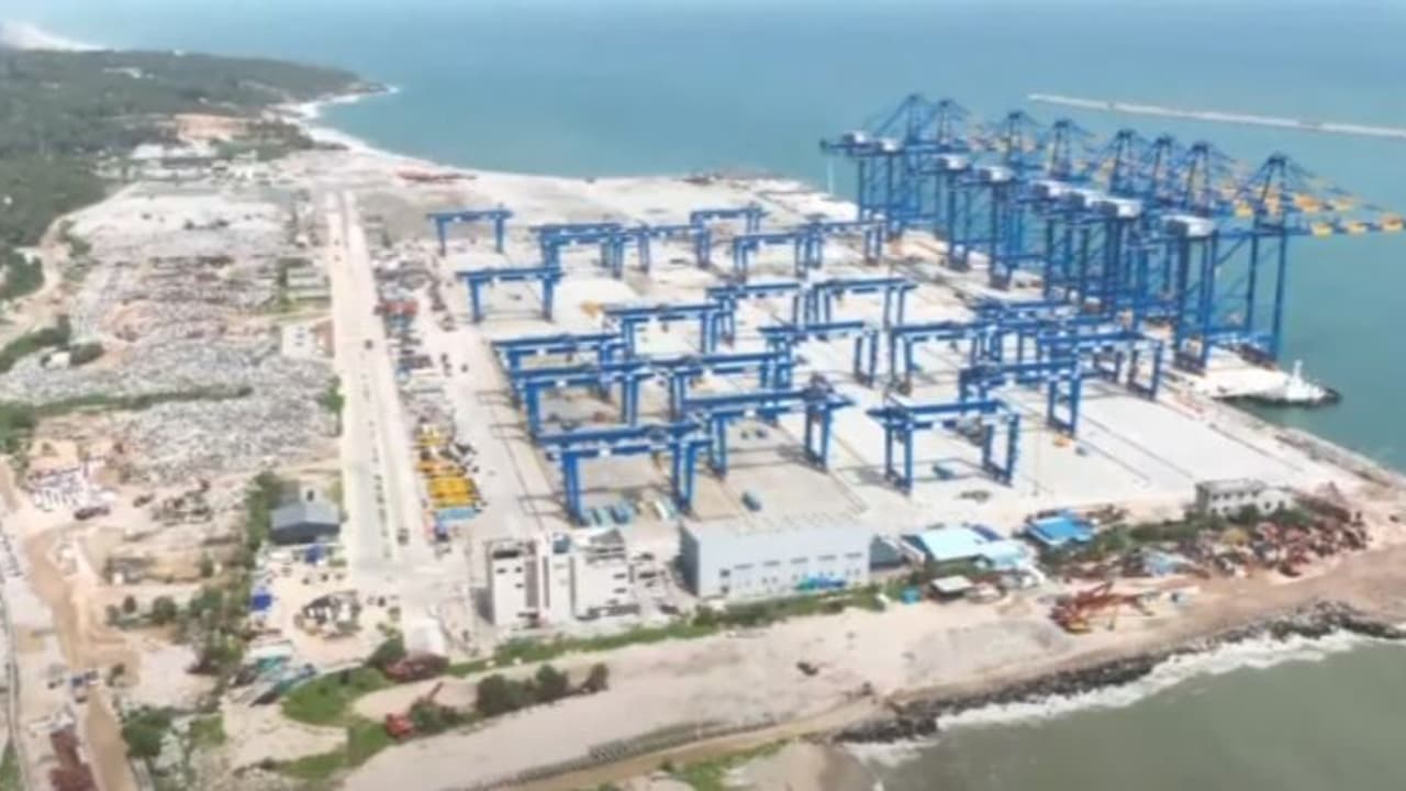 വിഴിഞ്ഞം യാഥാര്‍ത്ഥ്യത്തിലേക്ക്; അദാനി പോര്‍ട്ടിന് സർക്കാർ അടിയന്തരമായി നൽകേണ്ടത് 950 കോടി രൂപ