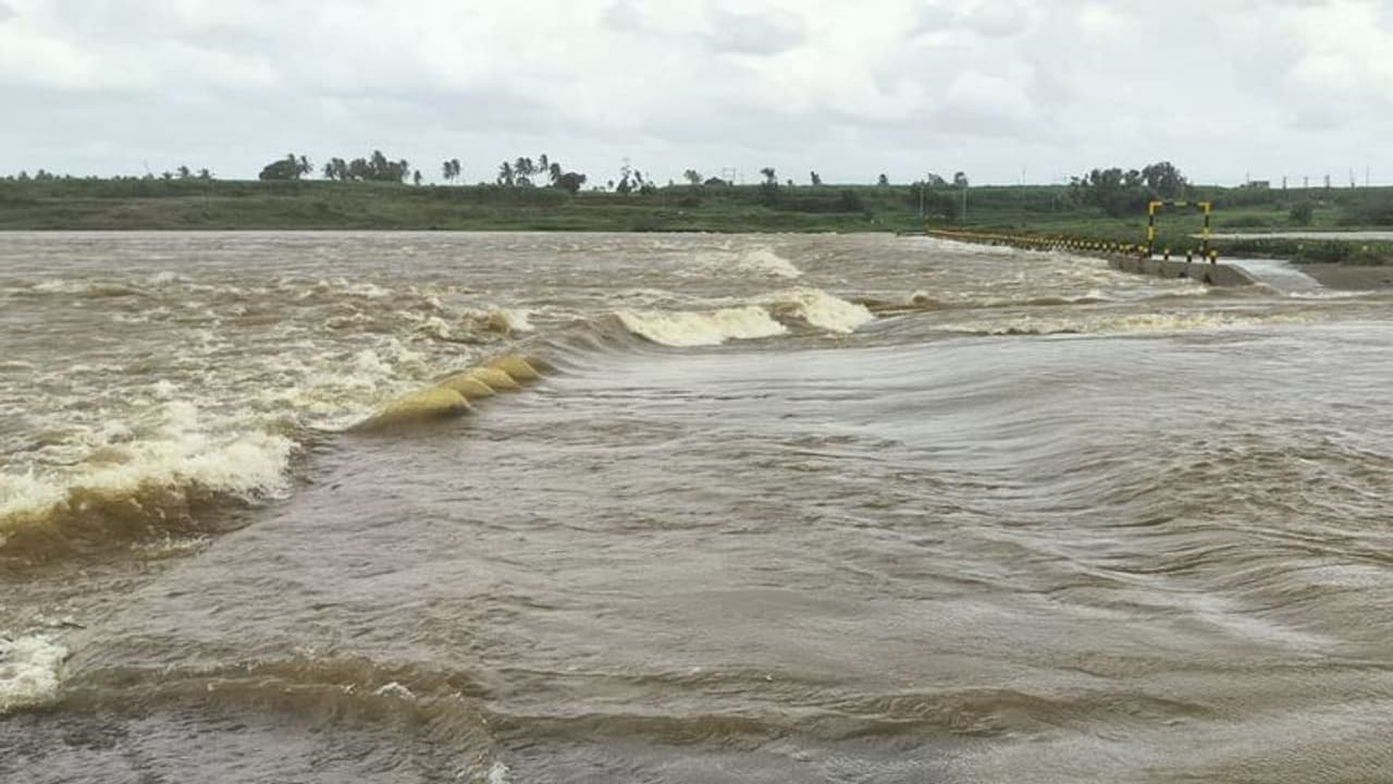 ರಾಜ್ಯದಲ್ಲಿ ಮಳೆ ಅಬ್ಬರ ಇಳಿಕೆ, ಪ್ರವಾಹ ಮುಂದುವರಿಕೆ: ಖಾನಾಪುರ 7 ಫಾಲ್ಸ್‌ ವೀಕ್ಷಣೆಗೆ ನಿರ್ಬಂಧ