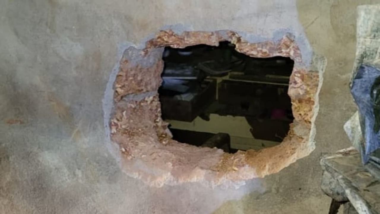 സമീപത്തെ കടയുടമ കണ്ടത് ചുമരിൽ ദ്വാരം, നോക്കിയപ്പോൾ സേഫും തകര്‍ത്ത നിലയിൽ, പോയത് 31 പവനും അഞ്ച് കിലോ വെള്ളിയും