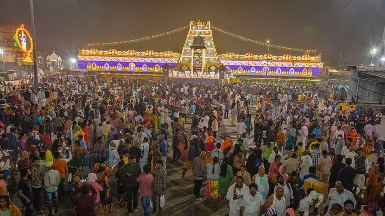 తిరుమలలో మహిళలు పూలు పెట్టుకోరు.. ఎందుకో తెలుసా? తిరుమలలో మహిళలు పూలు పెట్టుకోరు.. ఎందుకో తెలుసా?