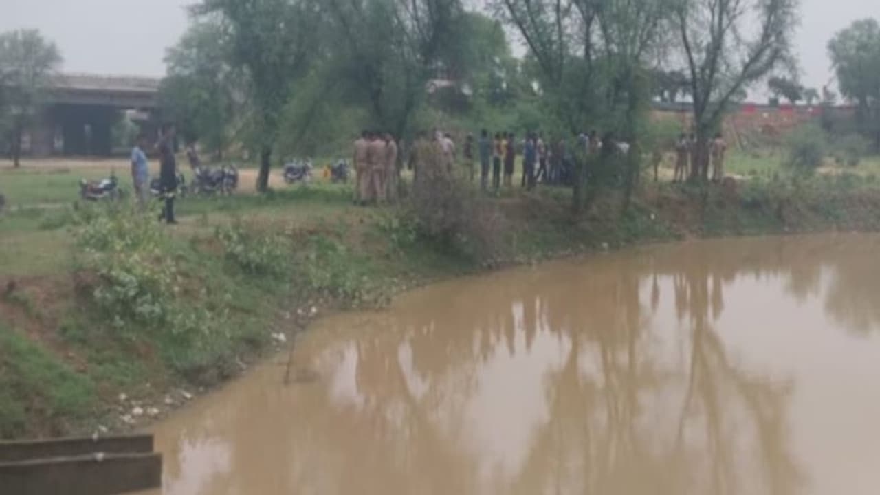 കുളത്തിൽ കുളിച്ചുകൊണ്ടിരിക്കെ 4 കുട്ടികൾ മുങ്ങി മരിച്ചു; രക്ഷിക്കാൻ ശ്രമിച്ച കുട്ടികളടക്കം 5 പേർ ആശുപത്രിയിൽ