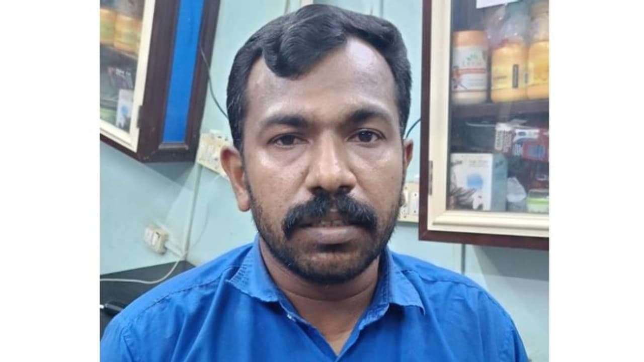 പന്ത്രണ്ടാം ക്ലാസിൽ പഠിക്കുന്ന പെൺകുട്ടിയ്ക്ക് നേരെ നഗ്നതാ പ്രദർശനം; യുവാവ് അറസ്റ്റിൽ പന്ത്രണ്ടാം ക്ലാസിൽ പഠിക്കുന്ന പെൺകുട്ടിയ്ക്ക് നേരെ നഗ്നതാ പ്രദർശനം; യുവാവ് അറസ്റ്റിൽ