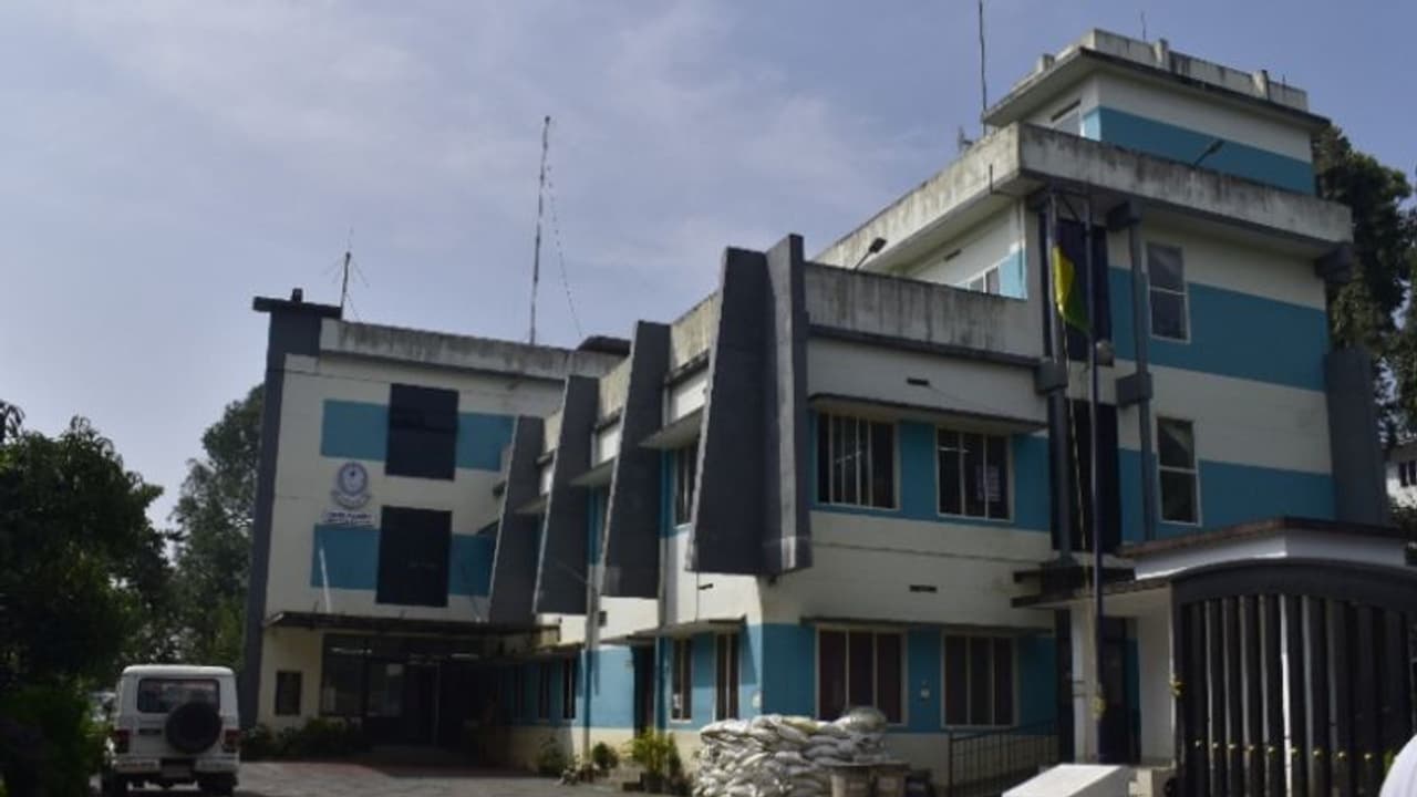 വീഡിയോ കോളിലൂടെ കെണി; ഡോക്ടർക്ക് ഒറ്റയടിക്ക് നഷ്ടമായത് അഞ്ച് ലക്ഷം രൂപ, മണിക്കൂറുകളോളം വഴിയിൽ നിർത്തി വിരട്ടി വീഡിയോ കോളിലൂടെ കെണി; ഡോക്ടർക്ക് ഒറ്റയടിക്ക് നഷ്ടമായത് അഞ്ച് ലക്ഷം രൂപ, മണിക്കൂറുകളോളം വഴിയിൽ നിർത്തി വിരട്ടി