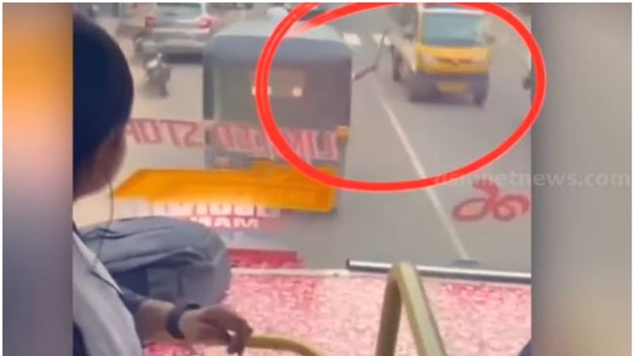 ബസിന് മുന്നിൽ വടിവാൾ വീശിയ ഓട്ടോറിക്ഷ ഡ്രൈവറെ പൊക്കി കൊണ്ടോട്ടി പൊലീസ്, 'എല്ലാം ചെയ്തത് മദ്യലഹരിയിൽ' ബസിന് മുന്നിൽ വടിവാൾ വീശിയ ഓട്ടോറിക്ഷ ഡ്രൈവറെ പൊക്കി കൊണ്ടോട്ടി പൊലീസ്, 'എല്ലാം ചെയ്തത് മദ്യലഹരിയിൽ'