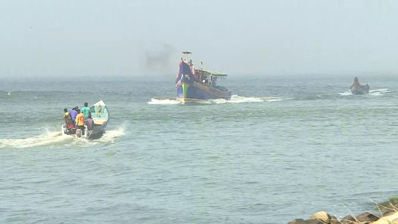 മുതലപ്പൊഴിയിൽ വീണ്ടും അപകടം; മത്സ്യബന്ധന ബോട്ട് മറിഞ്ഞ് 11 തൊഴിലാളികൾ കടലിലേക്ക് വീണു, രക്ഷപ്പെടുത്തി