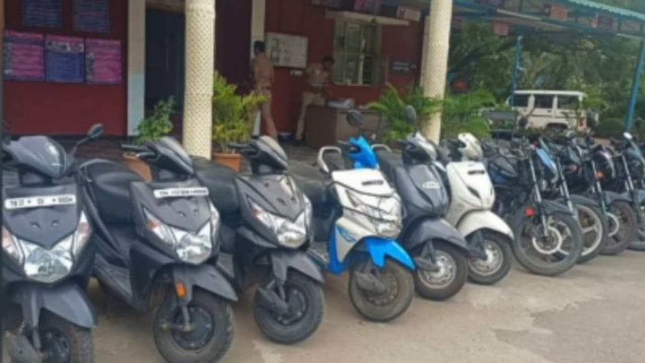 ആശുപത്രികളിൽ നിന്ന് ടൂവീലർ മോഷണം: എഞ്ചിനീയർ അറസ്റ്റിൽ, കണ്ടെടുത്തത് 6 ബൈക്കുകളും 6 സ്കൂട്ടറുകളും ആശുപത്രികളിൽ നിന്ന് ടൂവീലർ മോഷണം: എഞ്ചിനീയർ അറസ്റ്റിൽ, കണ്ടെടുത്തത് 6 ബൈക്കുകളും 6 സ്കൂട്ടറുകളും
