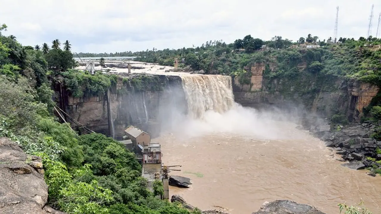 ನಿಷೇಧವಿದ್ದರೂ ಫಾಲ್ಸ್‌ಗಳಲ್ಲಿ ಮೋಜು, ಮಸ್ತಿ: ಗೋಕಾಕ ಜಲಪಾತದಲ್ಲಿ ಪ್ರವಾಸಿಗರ ಹುಚ್ಚಾಟ