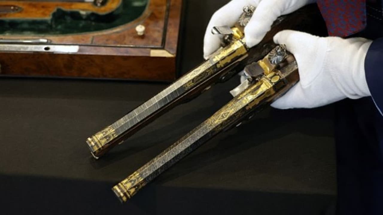 'സ്വർണം കെട്ടിയ തോക്കുകൾ'; നെപ്പോളിയൻ ചക്രവർത്തി ജീവനെടുക്കാനായി സൂക്ഷിച്ച തോക്കുകൾ വിറ്റുപോയത് 15 കോടിയ്ക്ക്