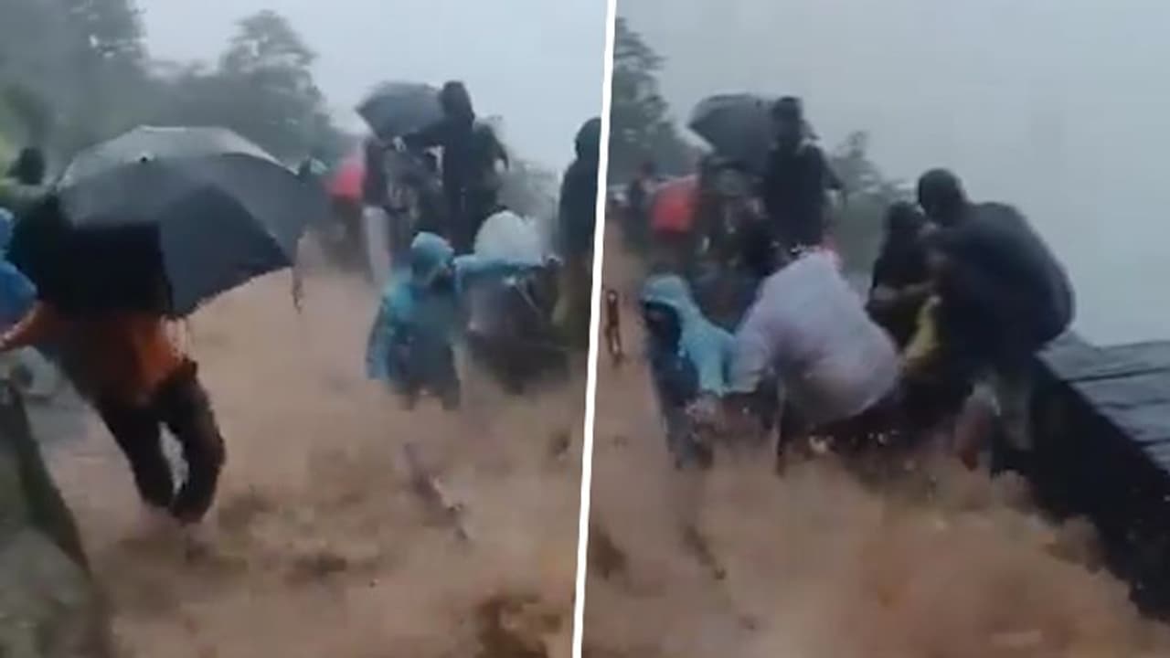 ಪ್ರವಾಹಕ್ಕೆ ಸಿಲುಕಿದ ಶಿವಾಜಿ ಕೋಟೆಗೆ ತೆರಳುತ್ತಿದ್ದ ಪ್ರವಾಸಿಗರ ದೃಶ್ಯ ಸೆರೆ, ಪ್ರಾಣ ಉಳಿಸಲು ಹೋರಾಟ! ಪ್ರವಾಹಕ್ಕೆ ಸಿಲುಕಿದ ಶಿವಾಜಿ ಕೋಟೆಗೆ ತೆರಳುತ್ತಿದ್ದ ಪ್ರವಾಸಿಗರ ದೃಶ್ಯ ಸೆರೆ, ಪ್ರಾಣ ಉಳಿಸಲು ಹೋರಾಟ!