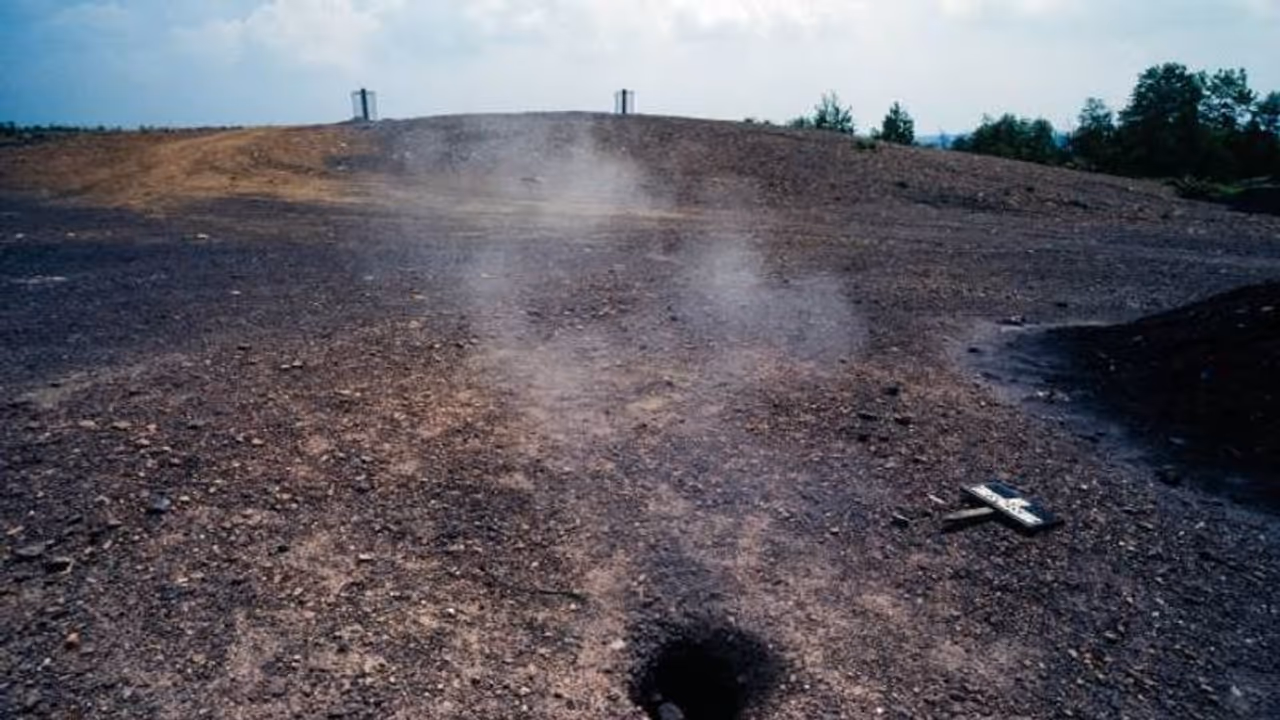 50 വർഷത്തിന് മുകളിലായി അണയാത്ത തീ, കത്തിക്കൊണ്ടേയിരിക്കുന്ന ഒരു ന​ഗരം..!