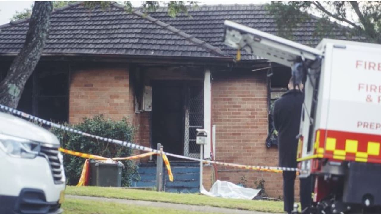 വീടിന് തീപിടിച്ചിട്ടും രക്ഷാപ്രവർത്തകരെ അകത്ത് പ്രവേശിപ്പിച്ചില്ല; 3 കുട്ടികൾ വെന്തുമരിച്ച സംഭവത്തിൽ നടപടി വീടിന് തീപിടിച്ചിട്ടും രക്ഷാപ്രവർത്തകരെ അകത്ത് പ്രവേശിപ്പിച്ചില്ല; 3 കുട്ടികൾ വെന്തുമരിച്ച സംഭവത്തിൽ നടപടി