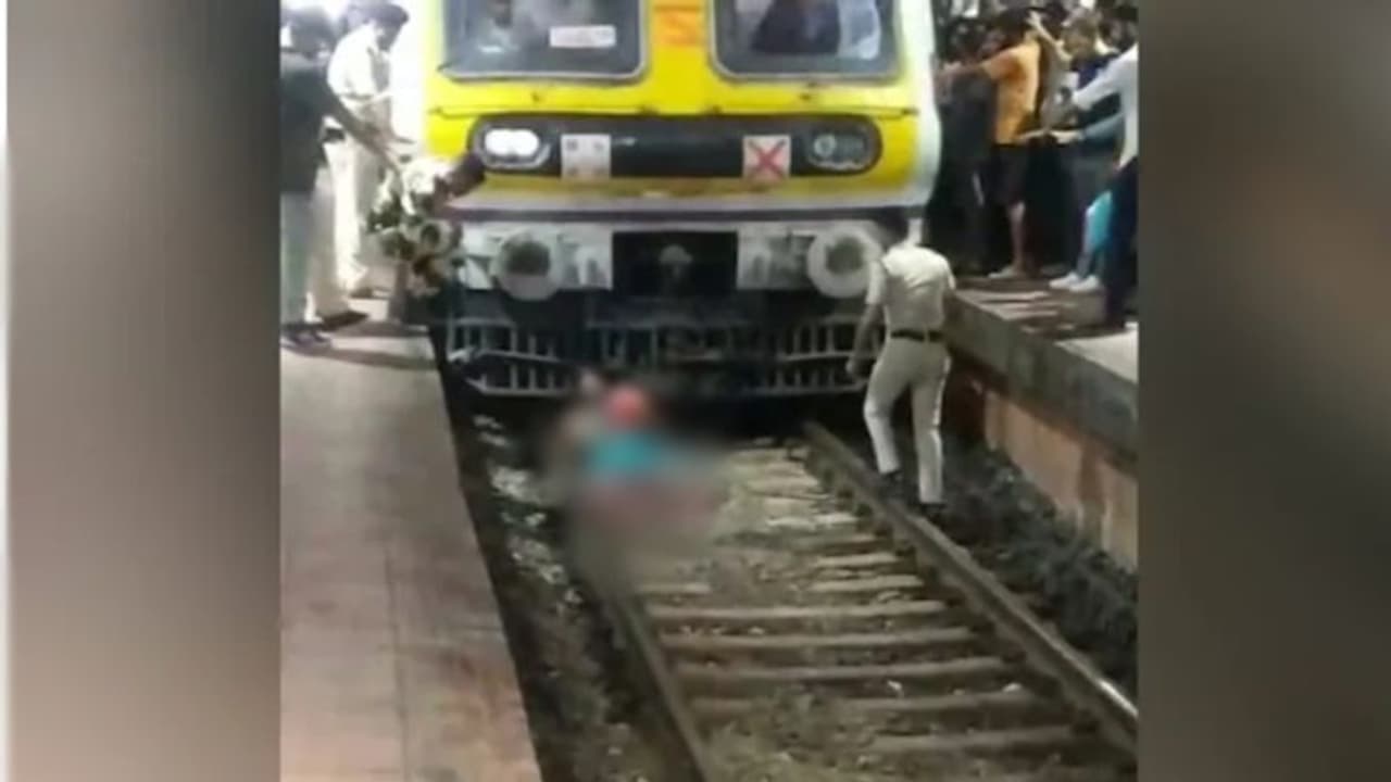 തിരക്കേറിയ ട്രെയിനിൽ കയറാൻ ശ്രമിക്കവെ കാൽതെറ്റി ട്രാക്കിൽ വീണു; സ്ത്രീയുടെ കാലിലൂടെ ട്രെയിൻ കയറിയിറങ്ങി തിരക്കേറിയ ട്രെയിനിൽ കയറാൻ ശ്രമിക്കവെ കാൽതെറ്റി ട്രാക്കിൽ വീണു; സ്ത്രീയുടെ കാലിലൂടെ ട്രെയിൻ കയറിയിറങ്ങി