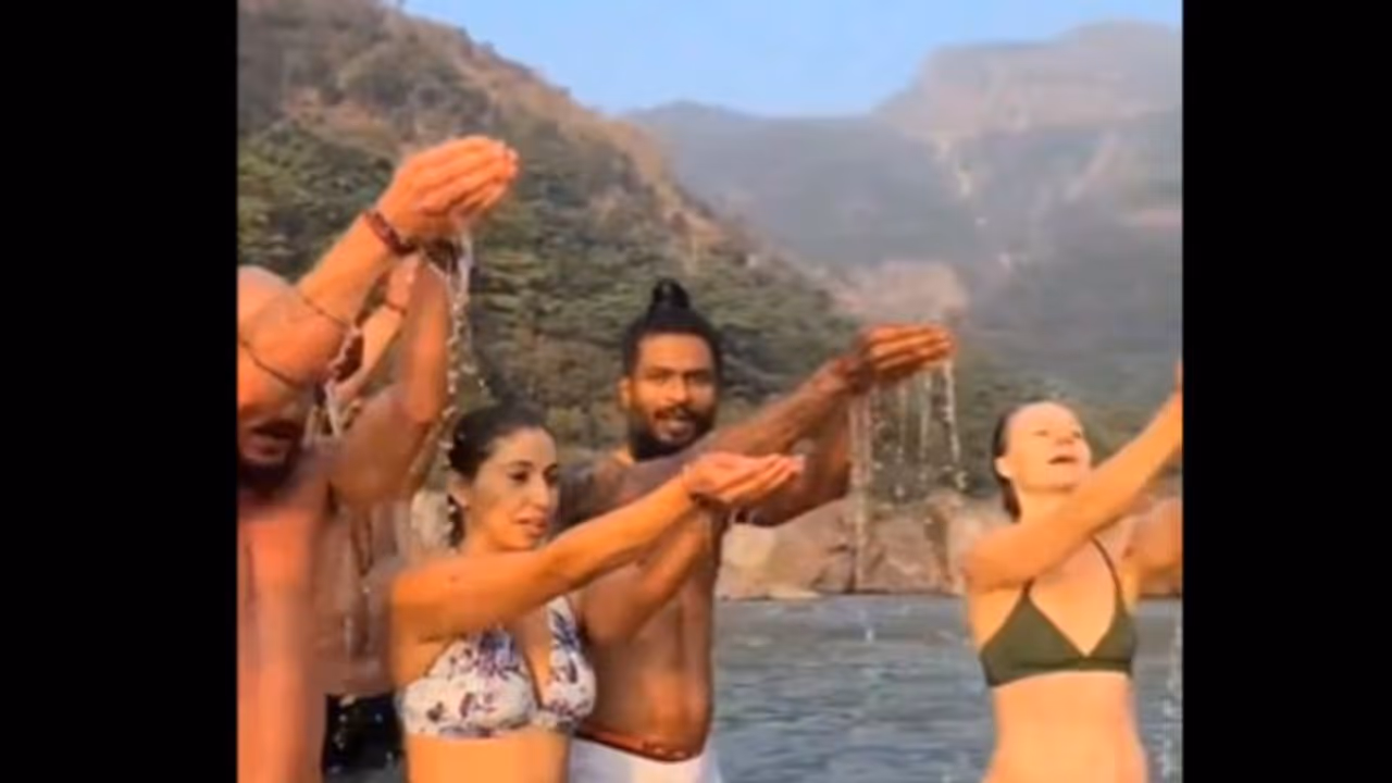  Viral Video Shows Foreign Tourists in Bikinis at Ganga Ghats, Internet Reacts [WATCH]
